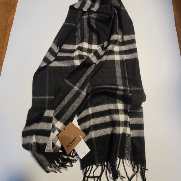 BURBERRY NWT Check  100% CASHMERE Scarf. - Picture 11 of 16